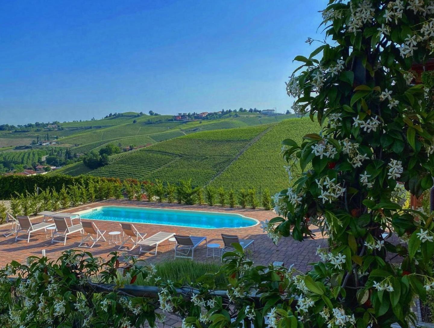 Panoramic Villa Garassino - Country Rooms And Fine Restaurant Treiso Luaran gambar