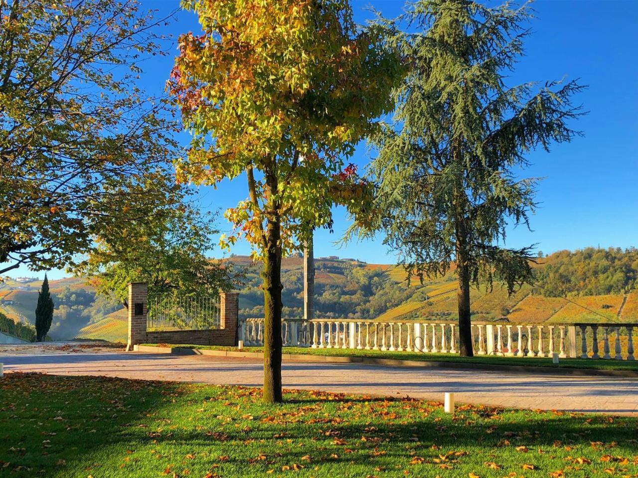 Panoramic Villa Garassino - Country Rooms And Fine Restaurant Treiso Luaran gambar